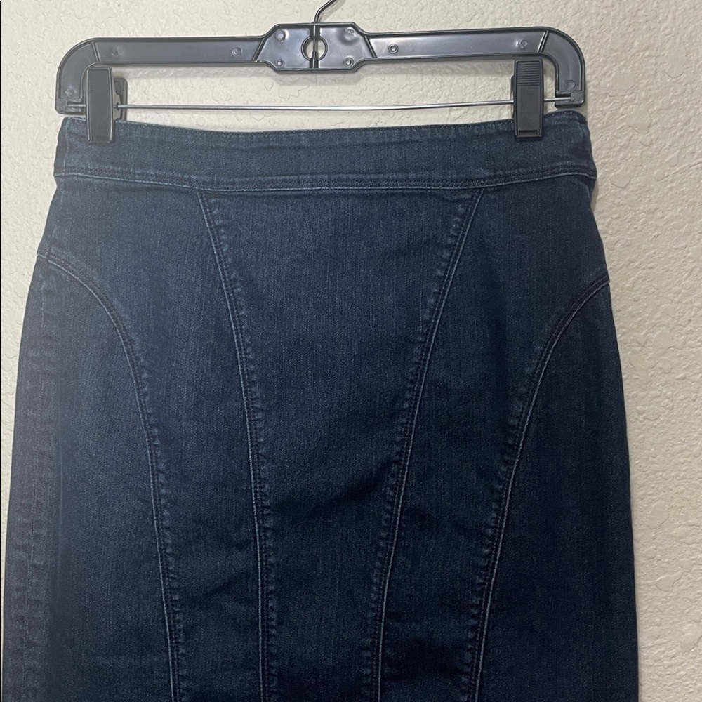 Ann Taylor Women's Dark Denim Pencil Skirt. Good Condition. Size 2P. - Picture 3 of 9